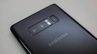 Màn hình vô cực Infinity Display và camera selfie kép của Samsung Galaxy A7 2018.