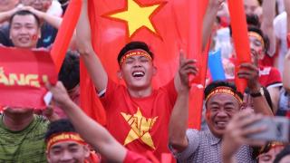 Cổ động viên tuyển Việt Nam đặt kín bàn quán nhậu để cổ vũ đội nhà