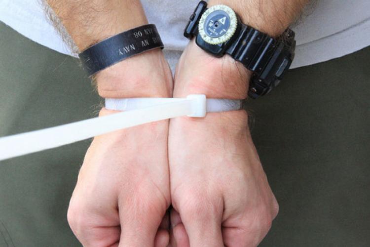 Đặc vụ CIA hướng dẫn kỹ năng thoát khỏi dây trói zip