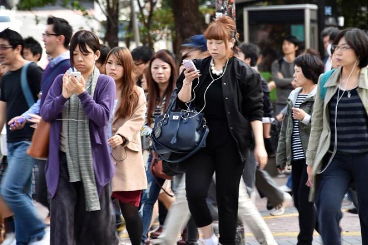 Dùng Smartphone cả dáng đi cũng thay đổi