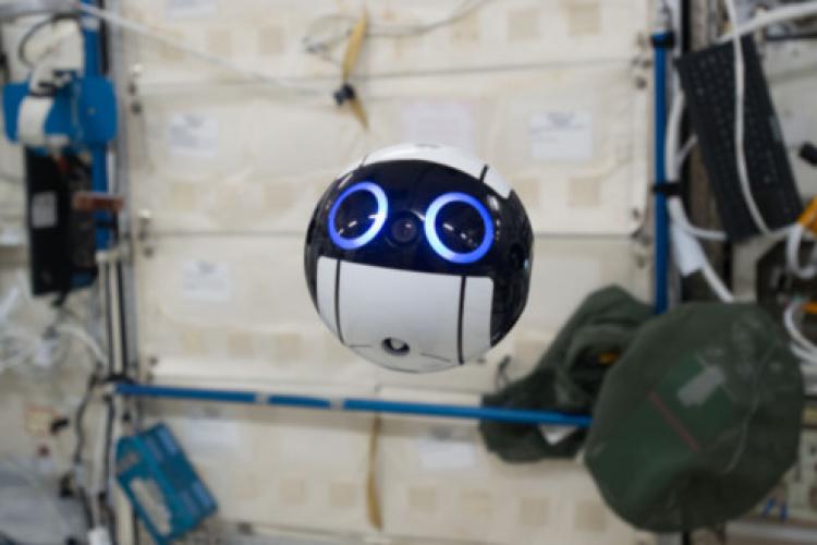 Robot sống bên trong Trạm Không gian Quốc tế