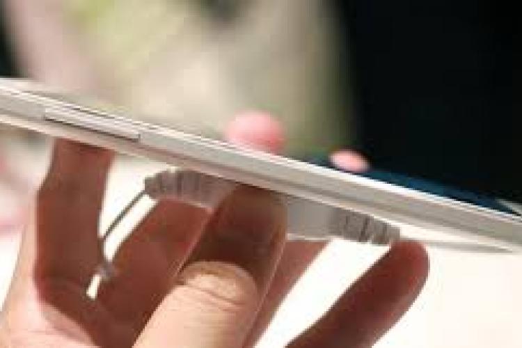 Xu hướng màn hình tràn viền sẽ khiến giá smartphone tăng trong năm 2018 khi cầu vượt cung.